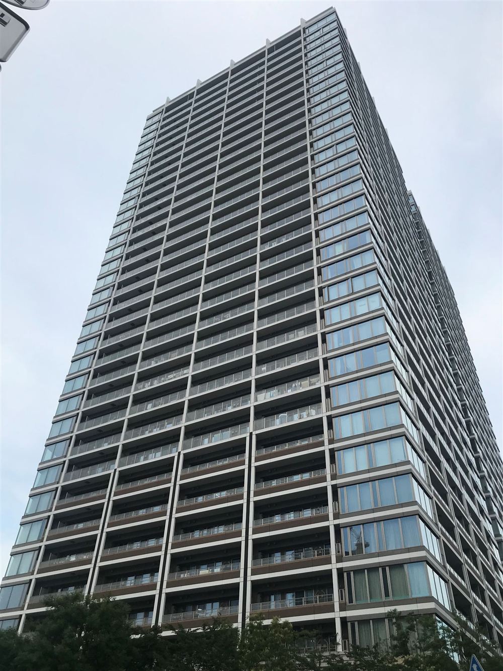 グローバルフロントタワーの外観